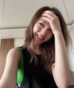 ​杨丞琳素颜练瑜伽身材舒展 对镜微笑自在随性