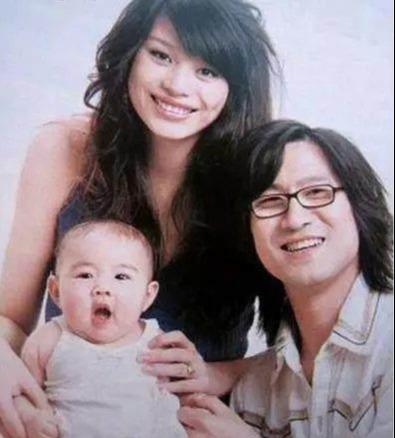 汪峰抱女儿甜蜜出街（4段无缝衔接的婚姻）(7)