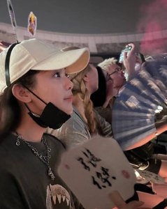 ​梦回创造101！杨超越晒现场照打卡张杰演唱会