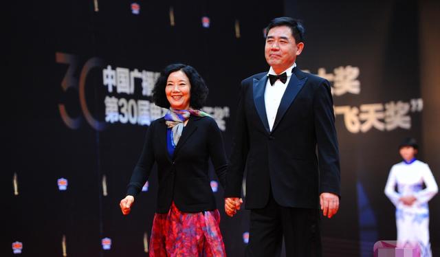 陈宝国的个人资料简介（陈宝国一家三口温馨外出）(11)