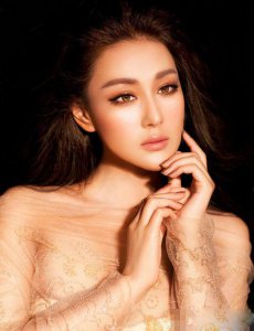 ​陈妍希的个人资料简介及（杨钰莹的大饼脸美得这么过分）