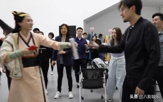 胡歌探班唐嫣出场时间（唐嫣捂脸秒变迷妹）(10)