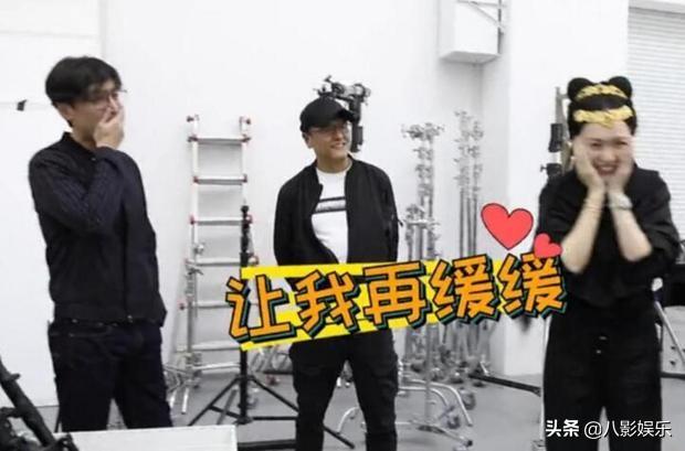 胡歌探班唐嫣出场时间（唐嫣捂脸秒变迷妹）(4)