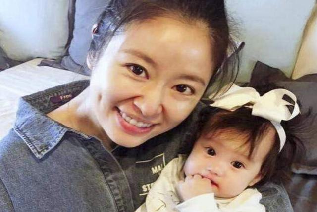 林心如一家三口全家福（有种壕养叫林心如养女）(1)