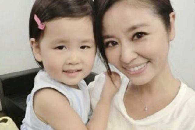 林心如一家三口全家福（有种壕养叫林心如养女）(3)