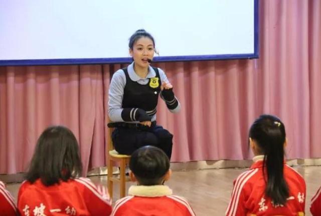 杭州市小学教师的工资是多少（杭州一幼师晒工资条）(1)