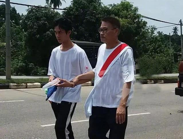 吴孟达第一任老婆个人资料简介（吴孟达遗孀和子女露面颜值高）(12)