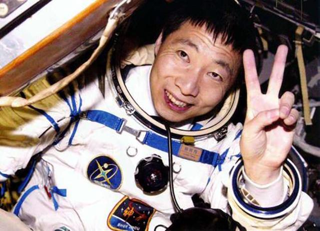 杨利伟第一次登太空（杨利伟走出舱门时）(1)