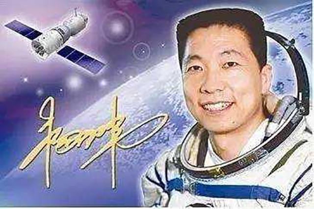 杨利伟第一次登太空（杨利伟走出舱门时）(6)