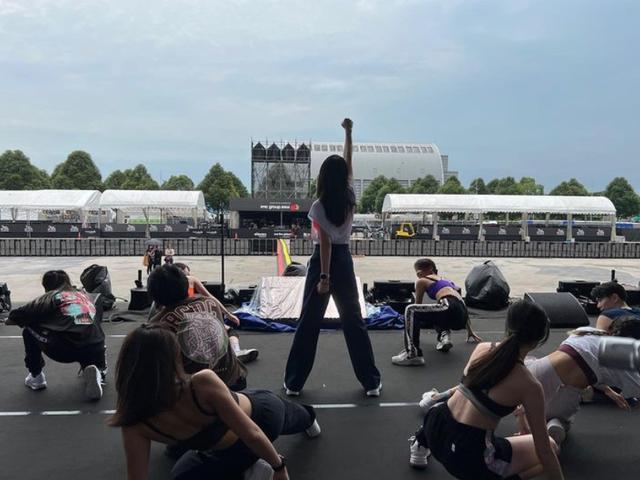 杨幂陈慧琳近况 杨幂还在美颜看看68岁林青霞(14)