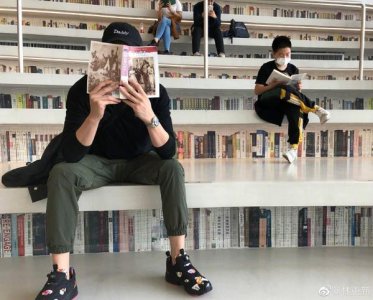 ​林更新再度秘密抵台女友又换变身（林更新疑再度因戏生情认新爱）