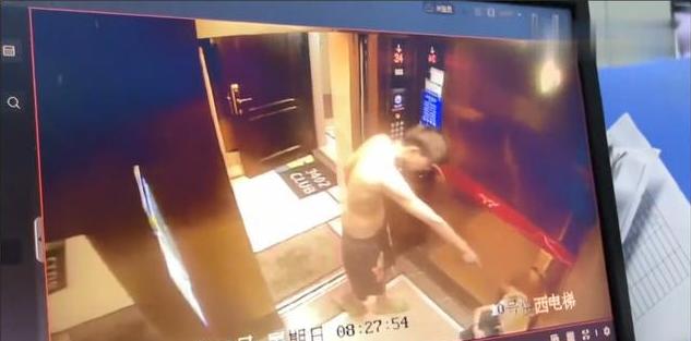 直播网红被男友家暴（男友电梯内家暴女网红）(22)