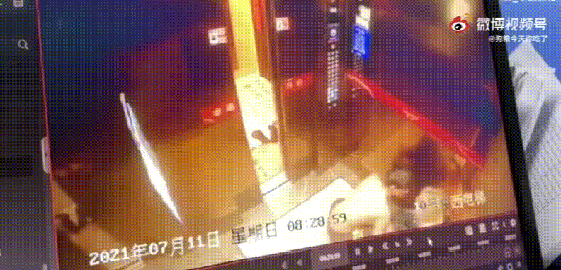 直播网红被男友家暴（男友电梯内家暴女网红）(20)