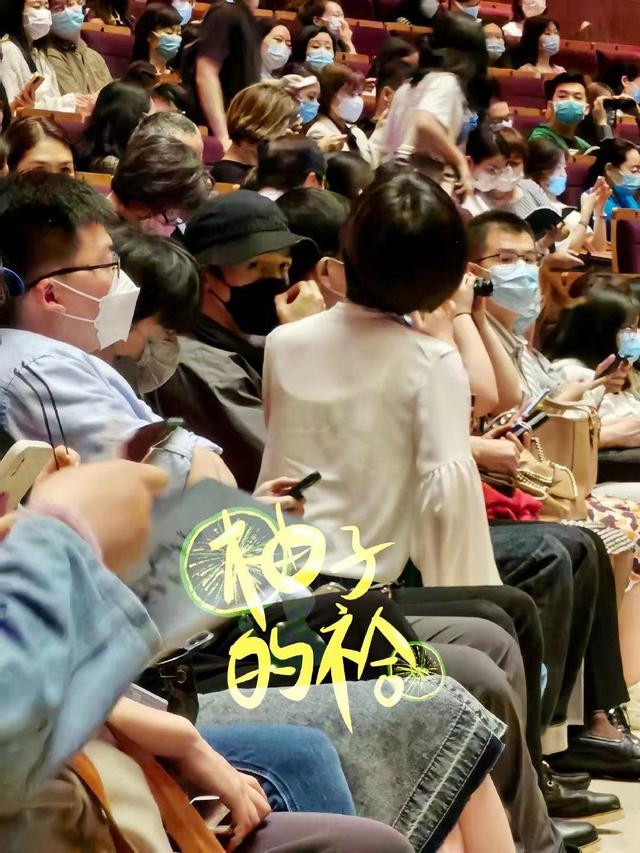 胡歌发长文看薛佳凝（胡歌被偶遇看薛佳凝演出音乐剧）(6)