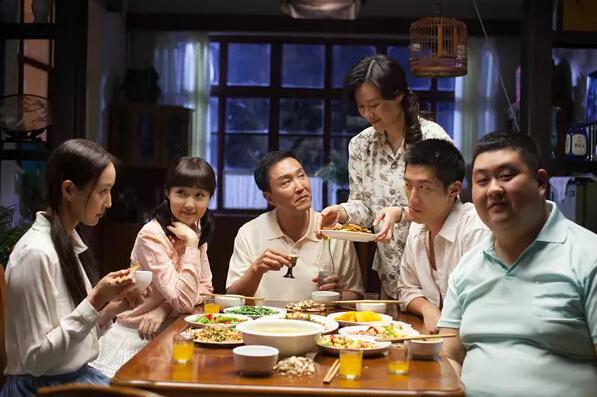 窦骁个人资料简介写真：六人晚餐窦骁戏里戏外都在诠释演员的工匠精神(2)