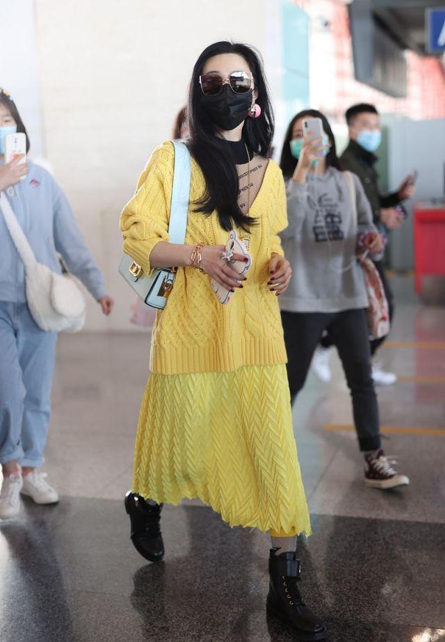 范冰冰霸气穿衣风格真空西装（机场秀终于高调）(3)