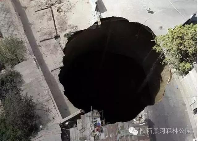 宇宙中最大的十大黑洞（地球上6个不可思议的神秘大洞）(7)