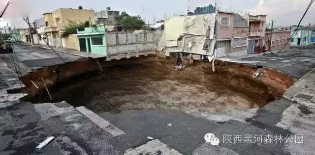 宇宙中最大的十大黑洞（地球上6个不可思议的神秘大洞）(8)