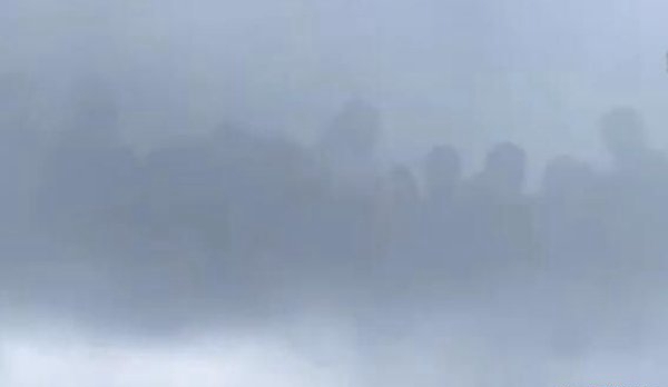 天空上涌现6个天卒天将,网友拍下图片说明