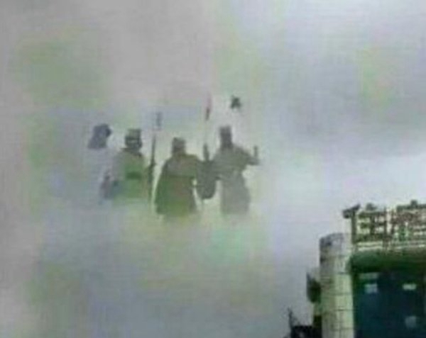 天空上涌现6个天卒天将,网友拍下图片说明