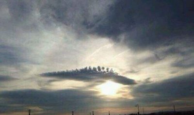 ​天空上涌现6个天卒天将 网友拍下图片说明（网友p图恶搞）