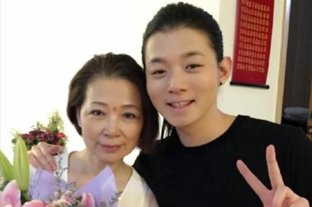霍尊妈妈抑郁（霍尊自曝母亲抑郁住院）(1)