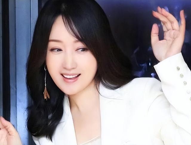 明星背后的故事杨钰莹（杨钰莹的悲惨人生和她背后的4个男人）(54)