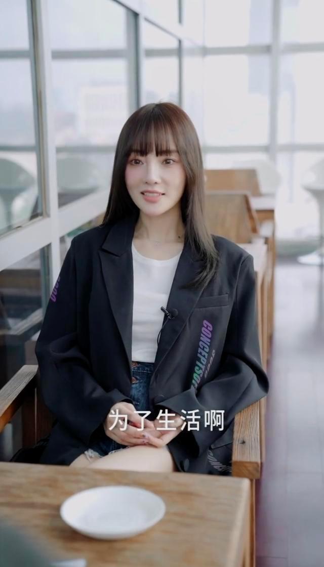 李佳琦直播是自己当老板吗 李佳琦小助理活成顶级富豪(19)