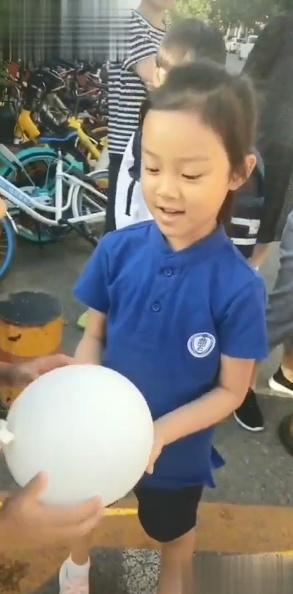 李佳琦直播是自己当老板吗 李佳琦小助理活成顶级富豪(17)