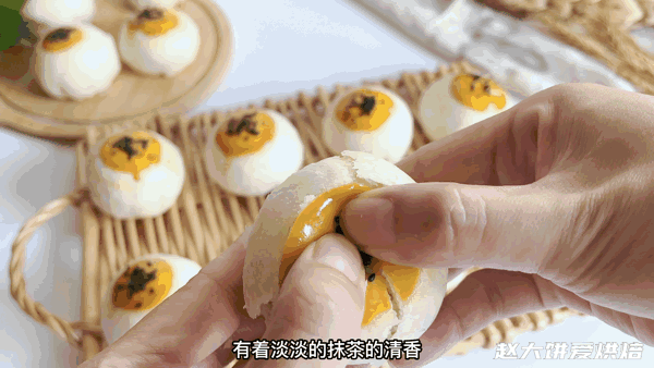 蛋黄酥20个制作方法和配方（手把手教你做蛋黄酥）(42)