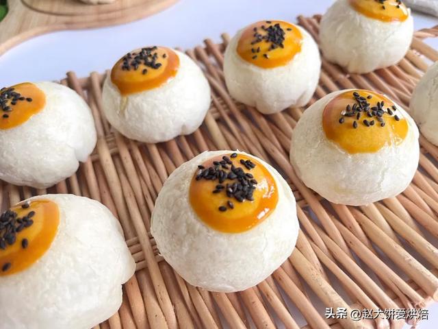 蛋黄酥20个制作方法和配方（手把手教你做蛋黄酥）(2)