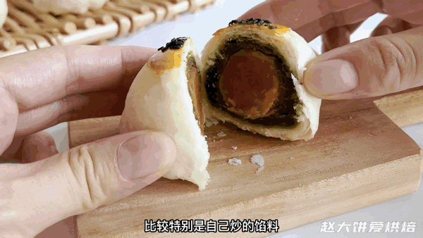 蛋黄酥20个制作方法和配方（手把手教你做蛋黄酥）(41)