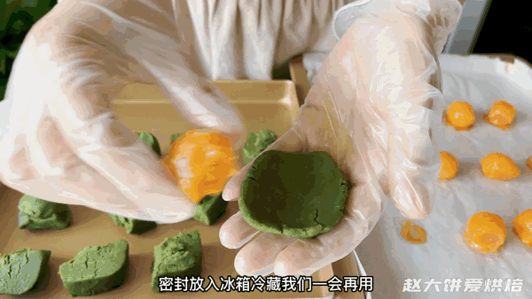 蛋黄酥20个制作方法和配方（手把手教你做蛋黄酥）(18)