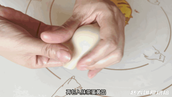 蛋黄酥20个制作方法和配方（手把手教你做蛋黄酥）(37)