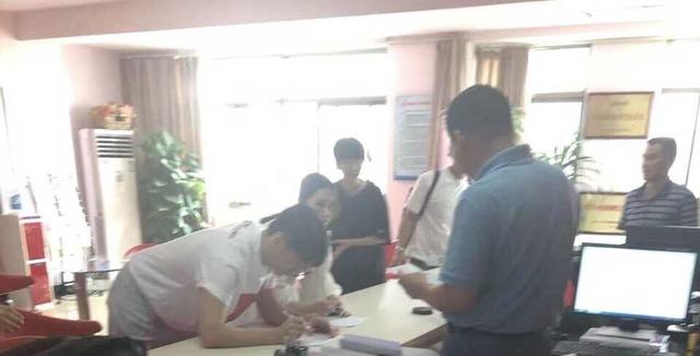 李荣浩杨丞琳领结婚证照（李荣浩杨丞琳晒结婚照官宣喜讯）(4)