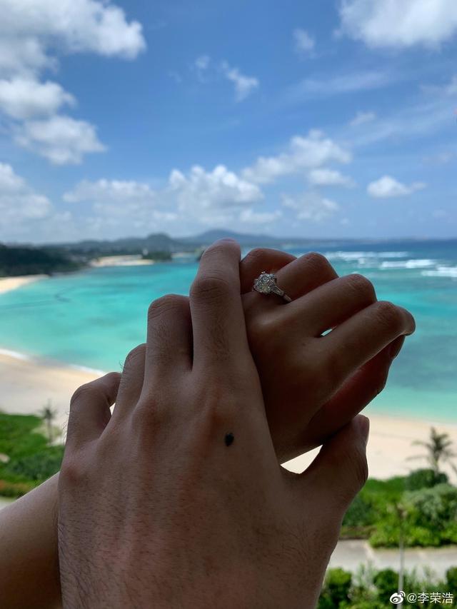 李荣浩杨丞琳领结婚证照（李荣浩杨丞琳晒结婚照官宣喜讯）(9)