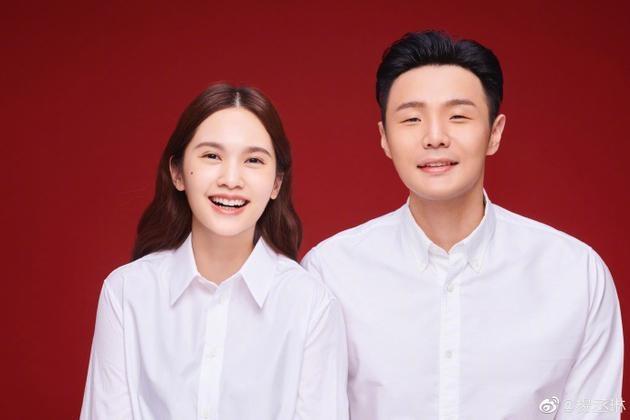 李荣浩杨丞琳领结婚证照（李荣浩杨丞琳晒结婚照官宣喜讯）(1)