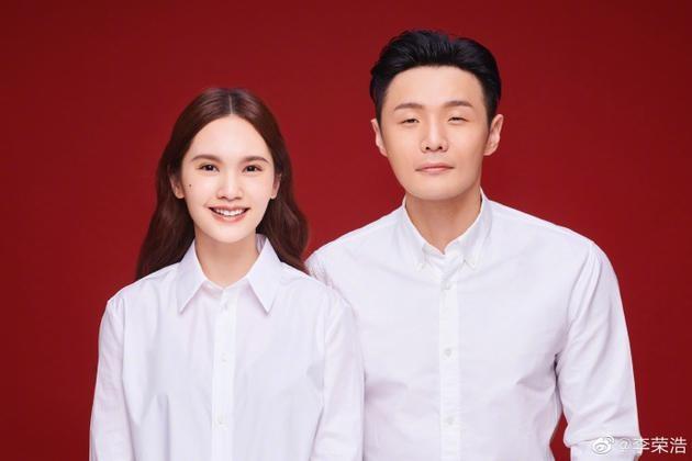 李荣浩杨丞琳领结婚证照（李荣浩杨丞琳晒结婚照官宣喜讯）(2)