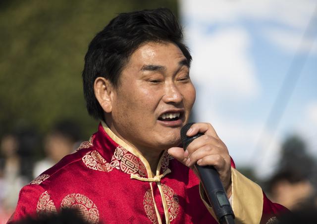 大衣哥朱之文到底怎样（让人火冒三丈的遭遇）(1)