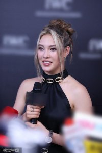 ​谷爱凌挂脖上衣造型出席活动 接受采访笑容明媚大方