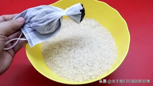 大米怎么储存不受潮不生虫子（原来保存大米如此简单）(7)