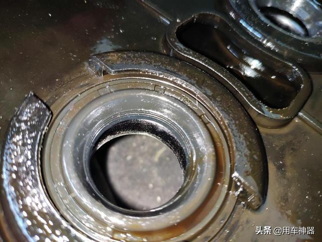 发动机漏油怎么办快速解决方法 发动机漏油不一定要大修(11)