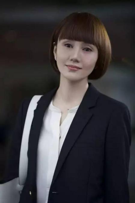 发际线高且刘海少适合什么发型（女人一旦奔四如果发际线高）(2)