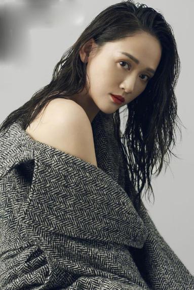 发际线高且刘海少适合什么发型（女人一旦奔四如果发际线高）(1)