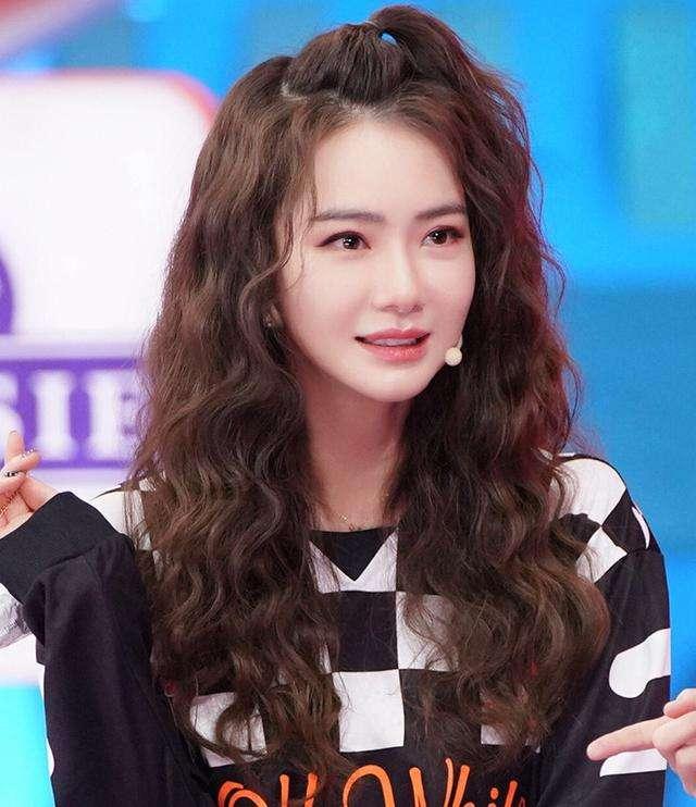 发际线高且刘海少适合什么发型（女人一旦奔四如果发际线高）(9)