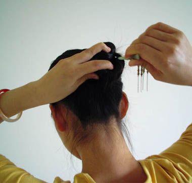 簪子盘发教程简单又漂亮（2款适合50岁女人的簪子发型盘发教程）(4)