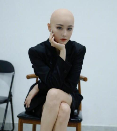 张馨予蹲地吃盒饭获赞女汉子（张馨予在节目中谈北漂生活）(8)