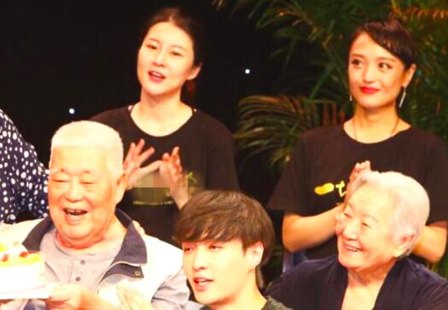 黄宏女儿现在怎么样了（黄宏25岁女儿罕见曝光）(8)