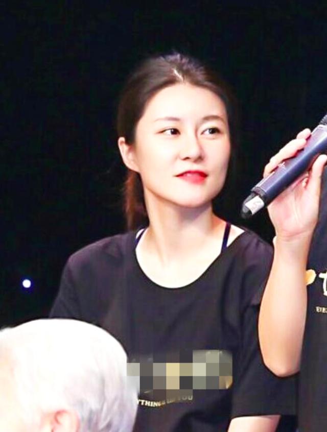 黄宏女儿现在怎么样了（黄宏25岁女儿罕见曝光）(3)