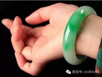 ​怎么才能分辨玉镯是真假（行家告诉你玉镯子怎么鉴别真假）